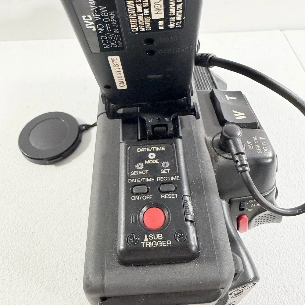JVC GR-S70U Super VHS-C Video Movie Camcorder Vintage POWERS ON AS IS READ‎